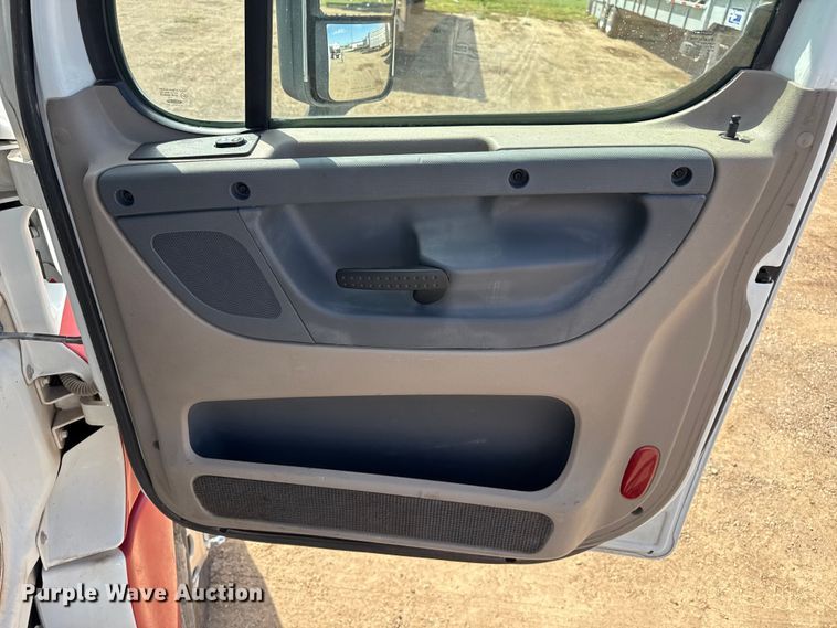 image for item EP0590 2013 Freightliner Cascadia 125 semi truck