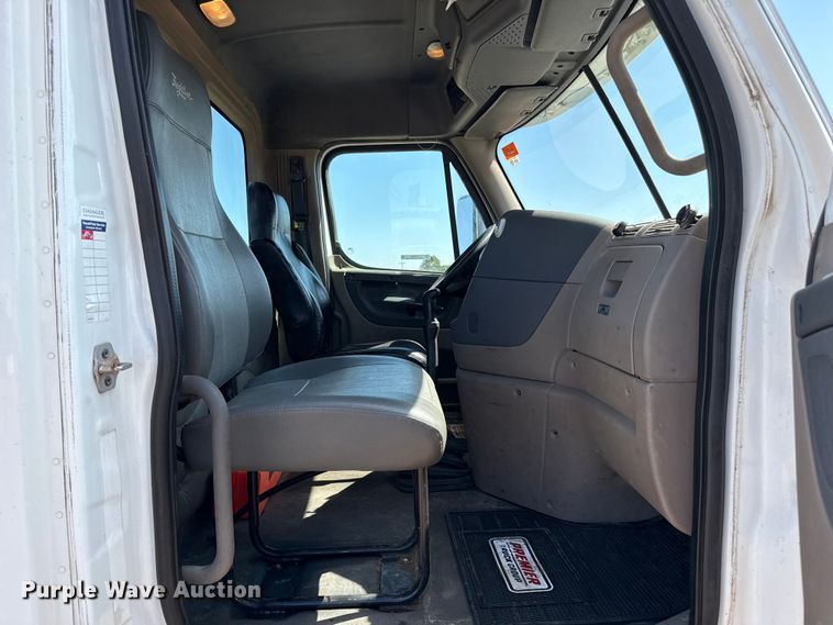 image for item EP0590 2013 Freightliner Cascadia 125 semi truck