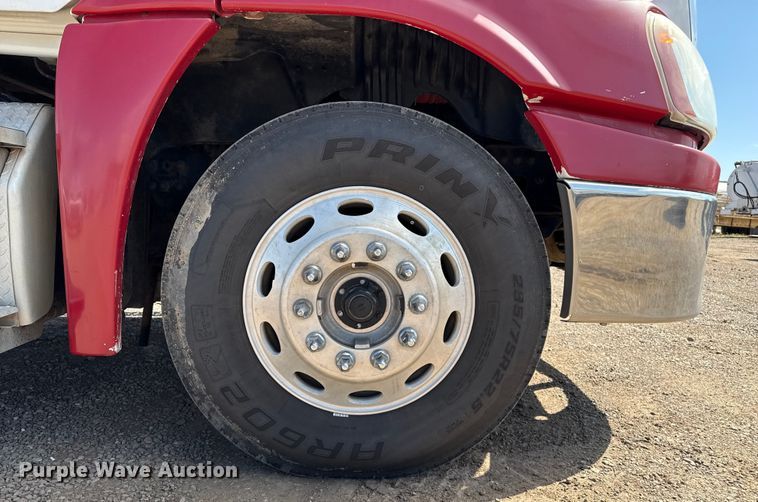 image for item EP0590 2013 Freightliner Cascadia 125 semi truck