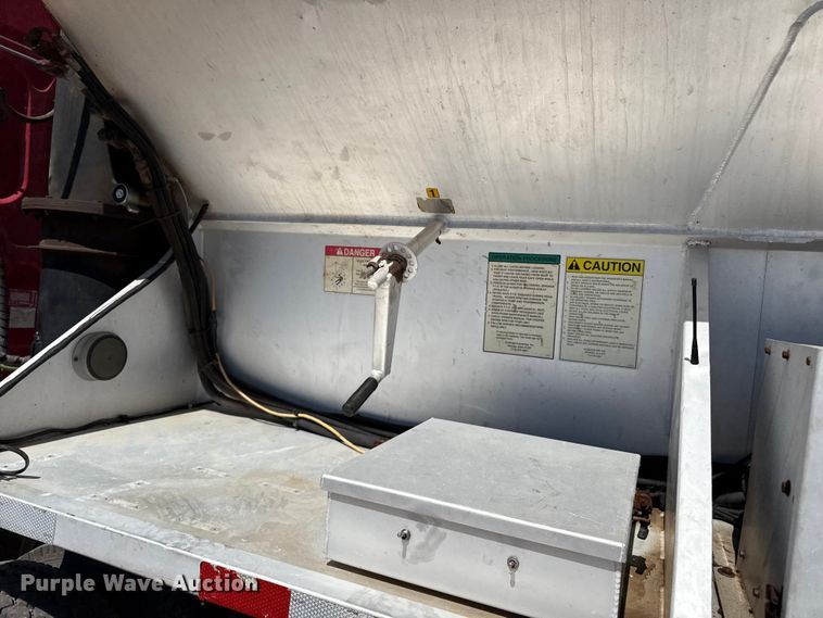 image for item EP0594 2007 Sudenga feed delivery trailer