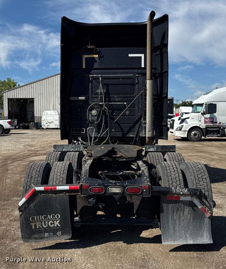 image for item ER0022 2014 Volvo VNL semi truck