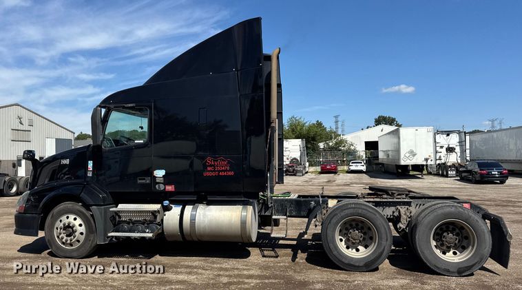 image for item ER0022 2014 Volvo VNL semi truck