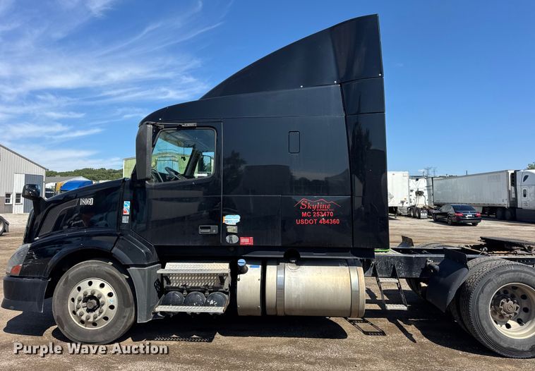 image for item ER0022 2014 Volvo VNL semi truck