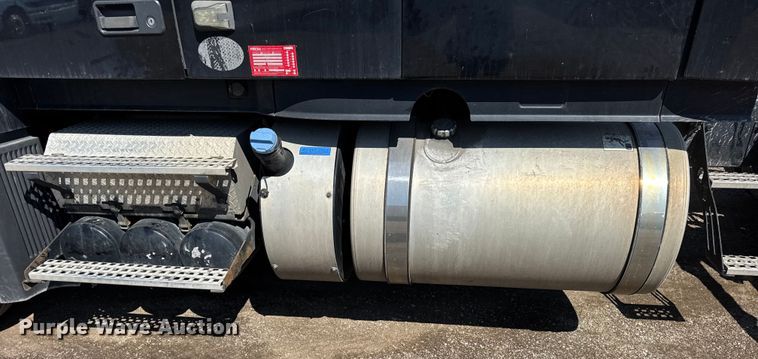 image for item ER0022 2014 Volvo VNL semi truck