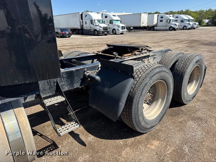 image for item ER0022 2014 Volvo VNL semi truck