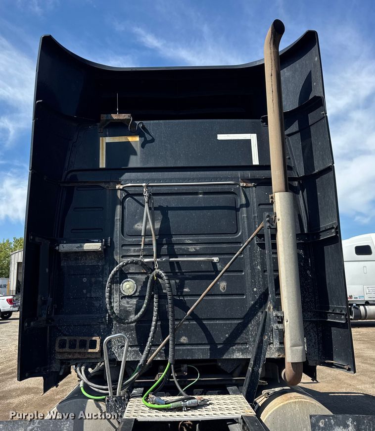 image for item ER0022 2014 Volvo VNL semi truck