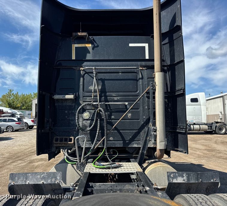 image for item ER0022 2014 Volvo VNL semi truck