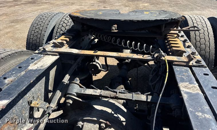 image for item ER0022 2014 Volvo VNL semi truck