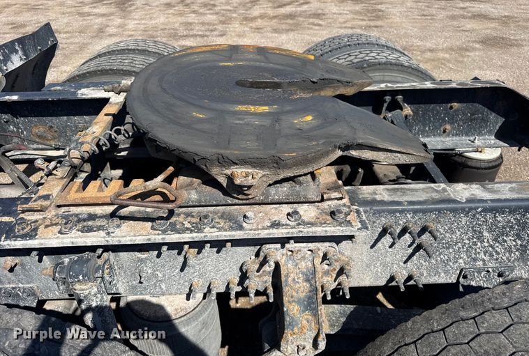 image for item ER0022 2014 Volvo VNL semi truck