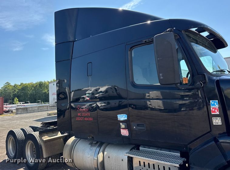 image for item ER0022 2014 Volvo VNL semi truck