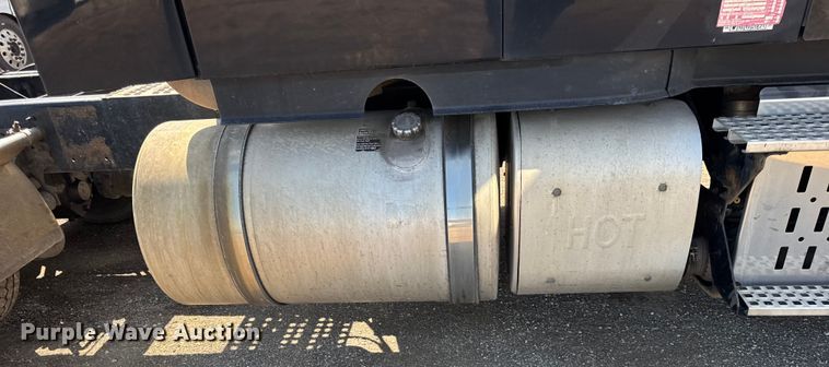 image for item ER0022 2014 Volvo VNL semi truck