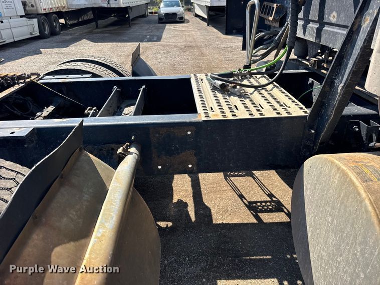 image for item ER0022 2014 Volvo VNL semi truck