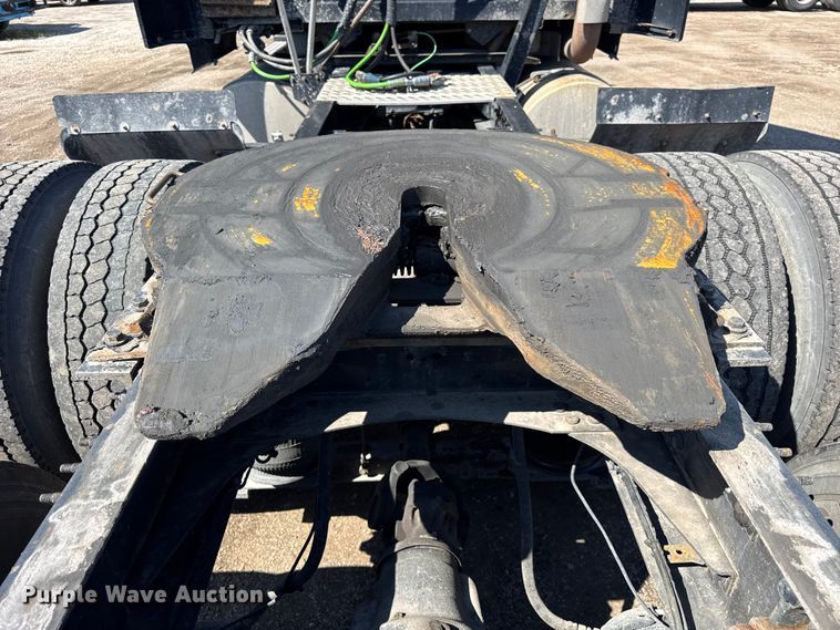 image for item ER0022 2014 Volvo VNL semi truck