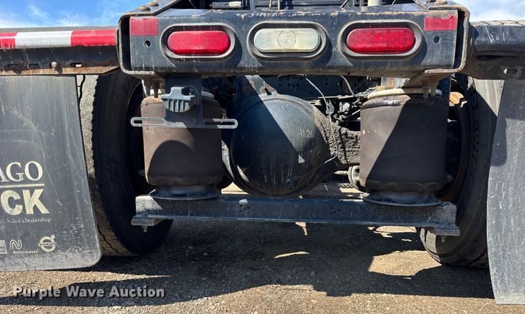 image for item ER0022 2014 Volvo VNL semi truck