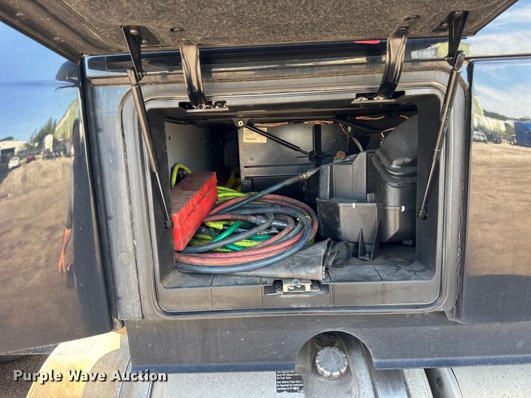 image for item ER0022 2014 Volvo VNL semi truck