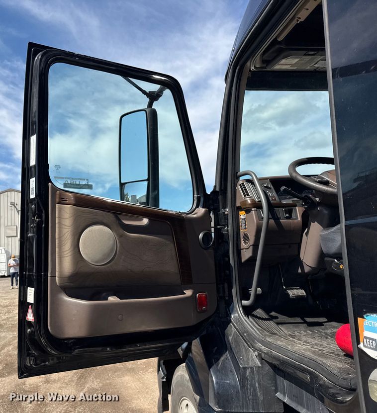 image for item ER0022 2014 Volvo VNL semi truck