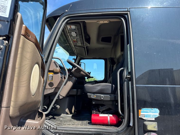 image for item ER0022 2014 Volvo VNL semi truck