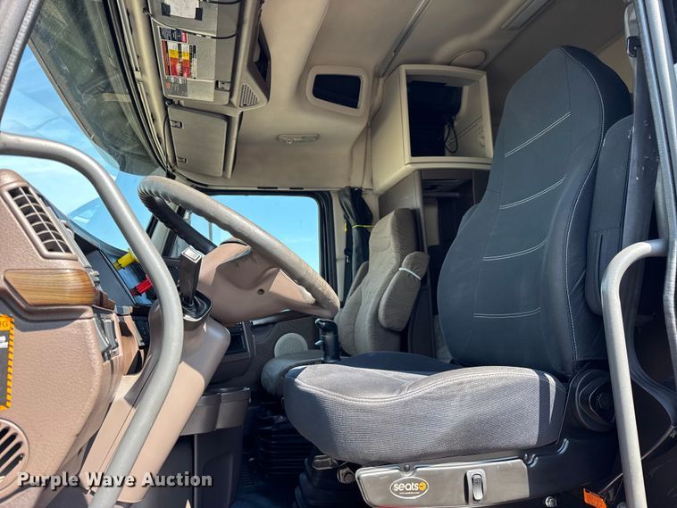 image for item ER0022 2014 Volvo VNL semi truck