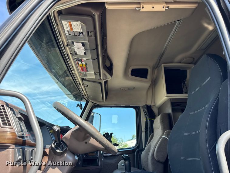 image for item ER0022 2014 Volvo VNL semi truck