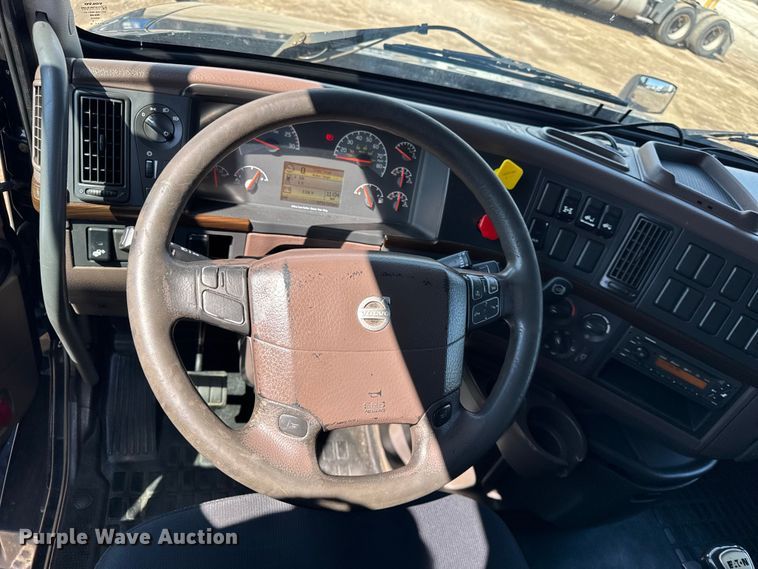 image for item ER0022 2014 Volvo VNL semi truck