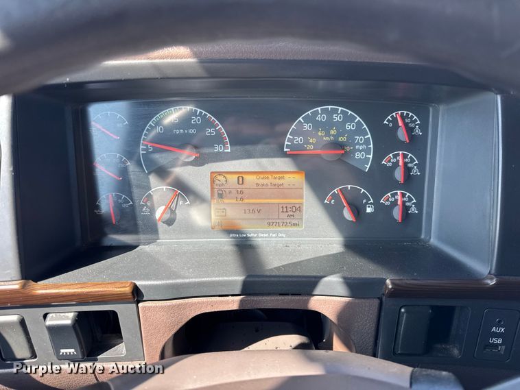 image for item ER0022 2014 Volvo VNL semi truck