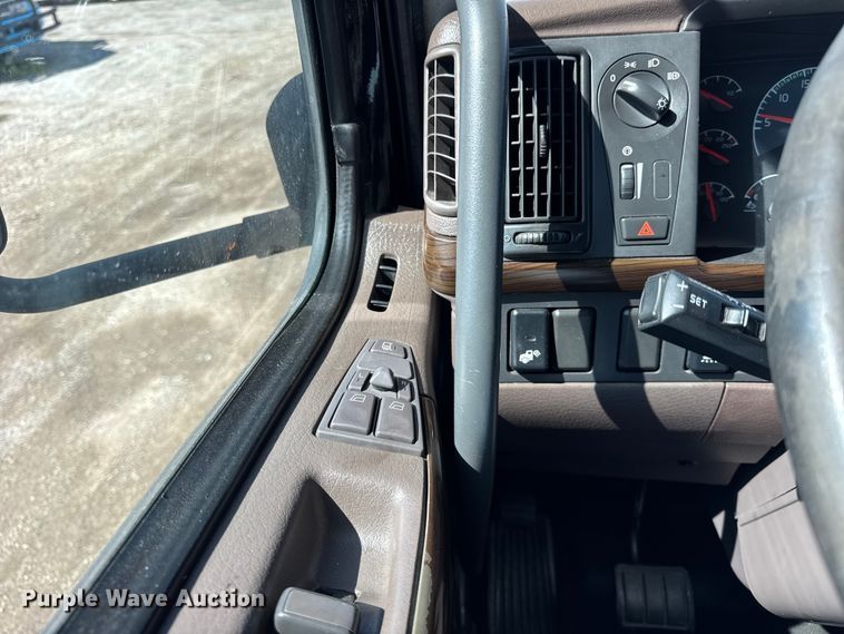 image for item ER0022 2014 Volvo VNL semi truck