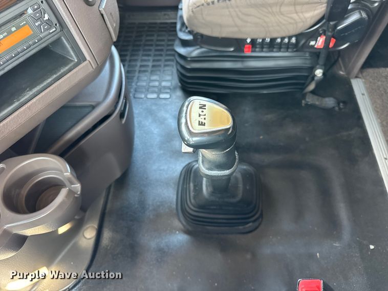 image for item ER0022 2014 Volvo VNL semi truck