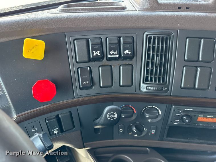 image for item ER0022 2014 Volvo VNL semi truck