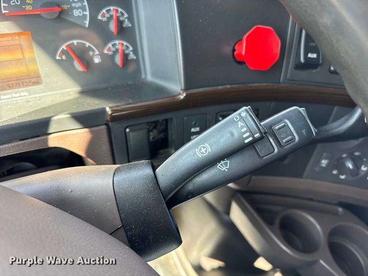 image for item ER0022 2014 Volvo VNL semi truck