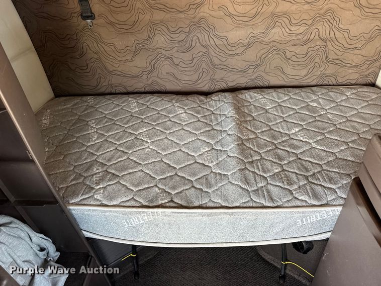 image for item ER0022 2014 Volvo VNL semi truck