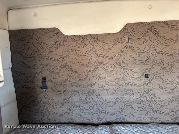 image for item ER0022 2014 Volvo VNL semi truck