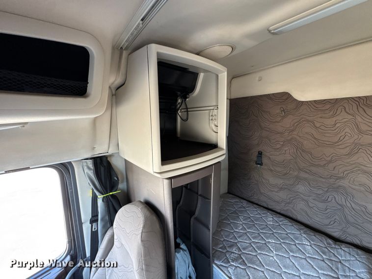 image for item ER0022 2014 Volvo VNL semi truck