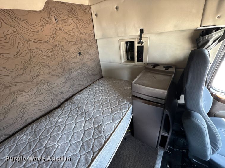 image for item ER0022 2014 Volvo VNL semi truck