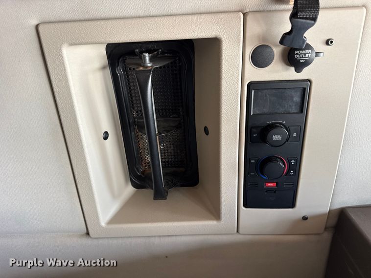 image for item ER0022 2014 Volvo VNL semi truck