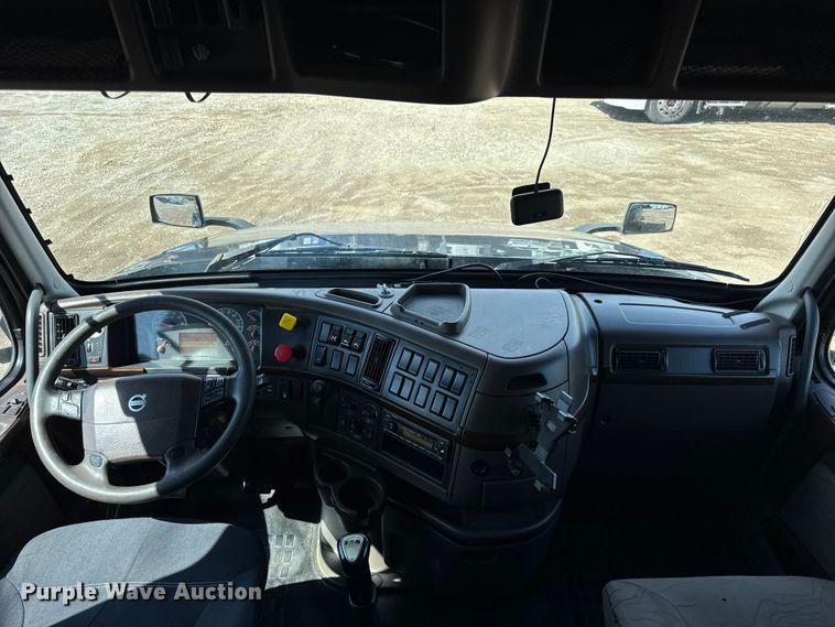 image for item ER0022 2014 Volvo VNL semi truck
