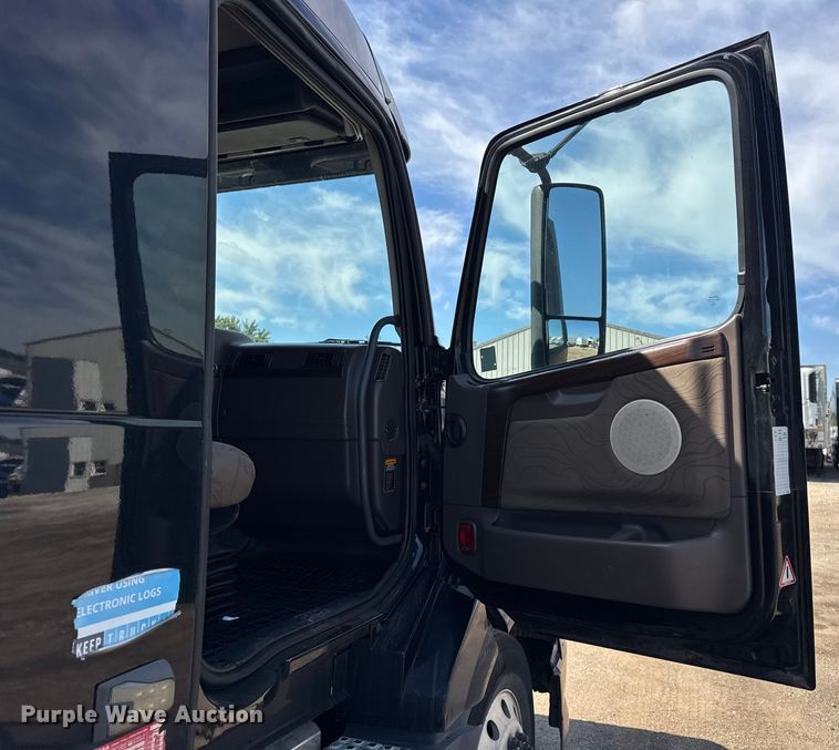 image for item ER0022 2014 Volvo VNL semi truck