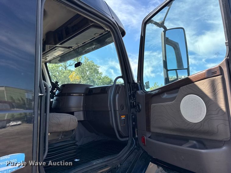 image for item ER0022 2014 Volvo VNL semi truck