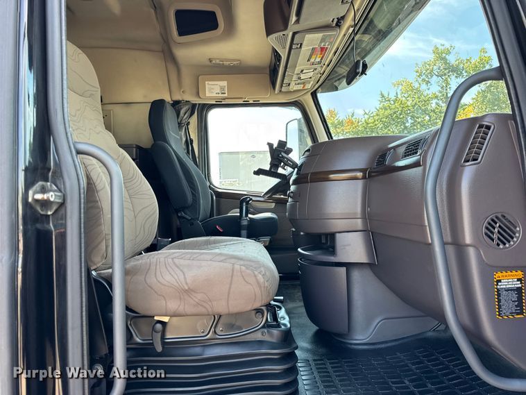 image for item ER0022 2014 Volvo VNL semi truck