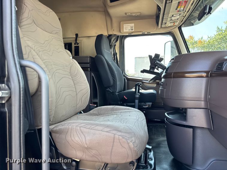 image for item ER0022 2014 Volvo VNL semi truck