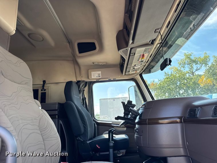 image for item ER0022 2014 Volvo VNL semi truck