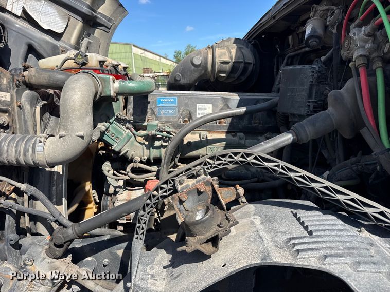 image for item ER0022 2014 Volvo VNL semi truck