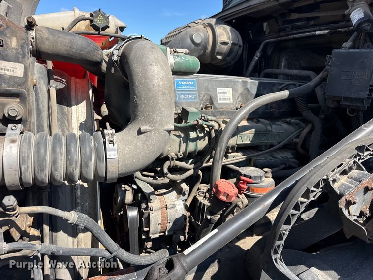 image for item ER0022 2014 Volvo VNL semi truck