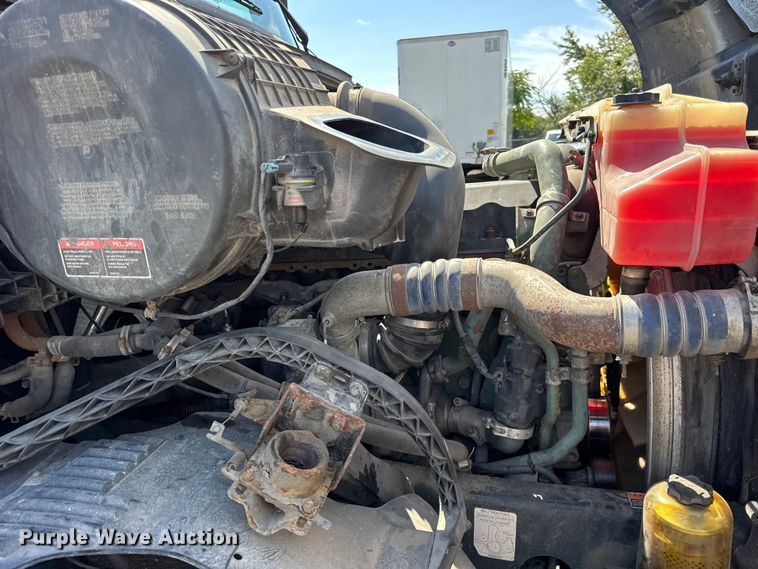 image for item ER0022 2014 Volvo VNL semi truck