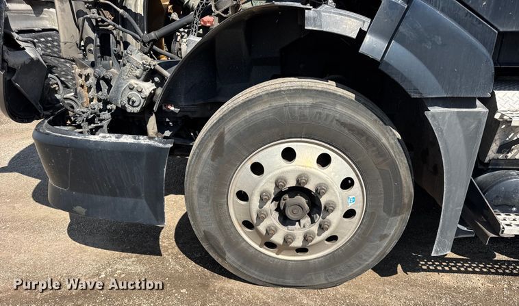 image for item ER0022 2014 Volvo VNL semi truck