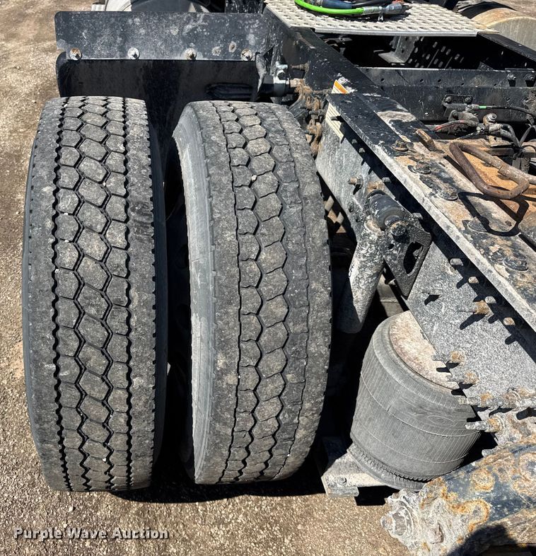 image for item ER0022 2014 Volvo VNL semi truck