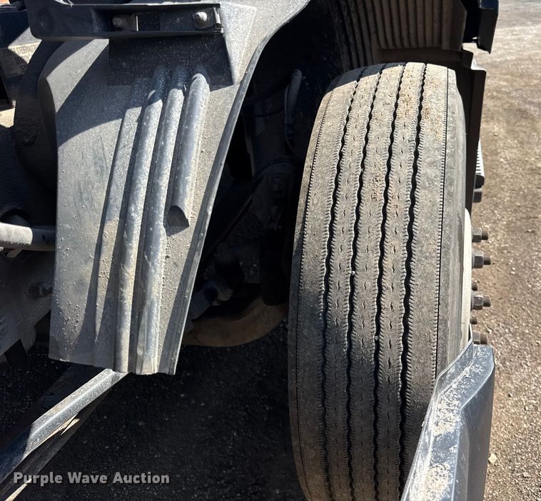 image for item ER0022 2014 Volvo VNL semi truck