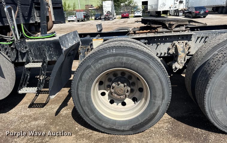 image for item ER0022 2014 Volvo VNL semi truck