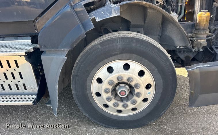 image for item ER0022 2014 Volvo VNL semi truck