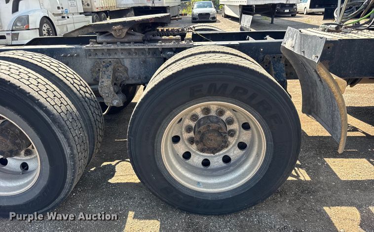 image for item ER0022 2014 Volvo VNL semi truck