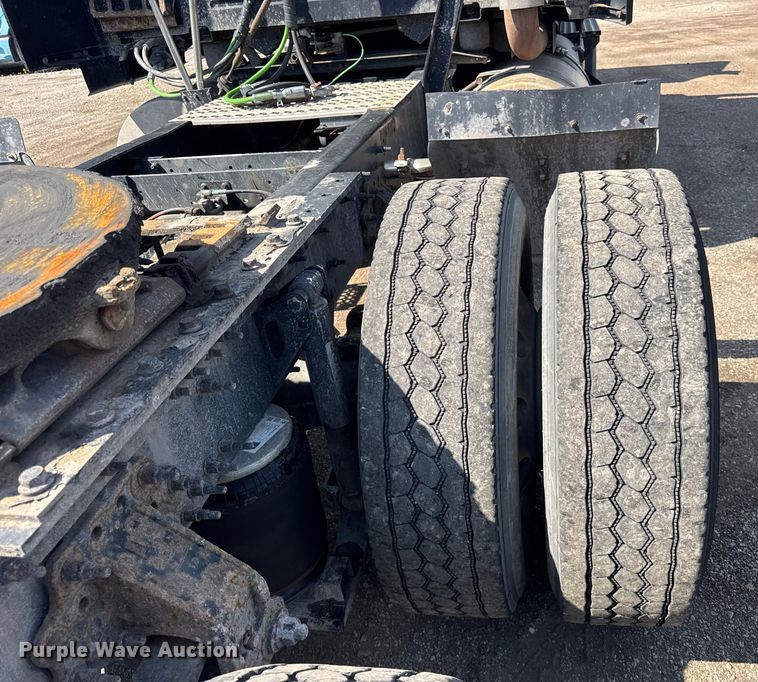 image for item ER0022 2014 Volvo VNL semi truck